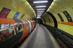 Inner_circle_train_at_West_Street_-_geograph.org.uk_-_6125182.jpg