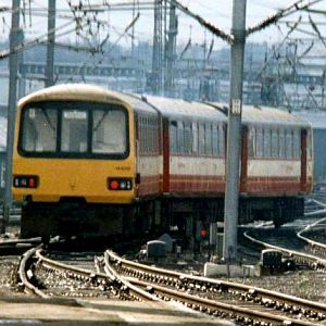 144 018 bends around the pylons West of Leeds Station Correction