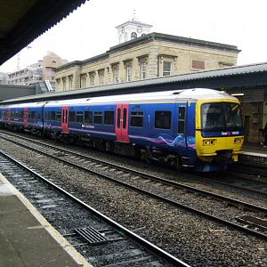 FGW 166220 at Reading with a local to Bedwyn