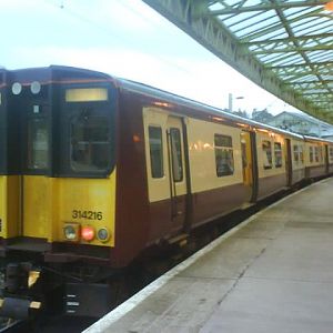 314 216 at Weymss Bay