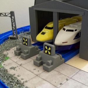 This is the end of the layout, with the "main line" curving  past the shed into the fiddle yard.
The concrete is merely some "Busch" card sheets cut