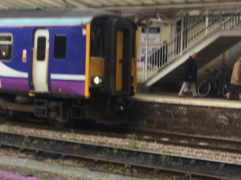 150 231 at Harrogate