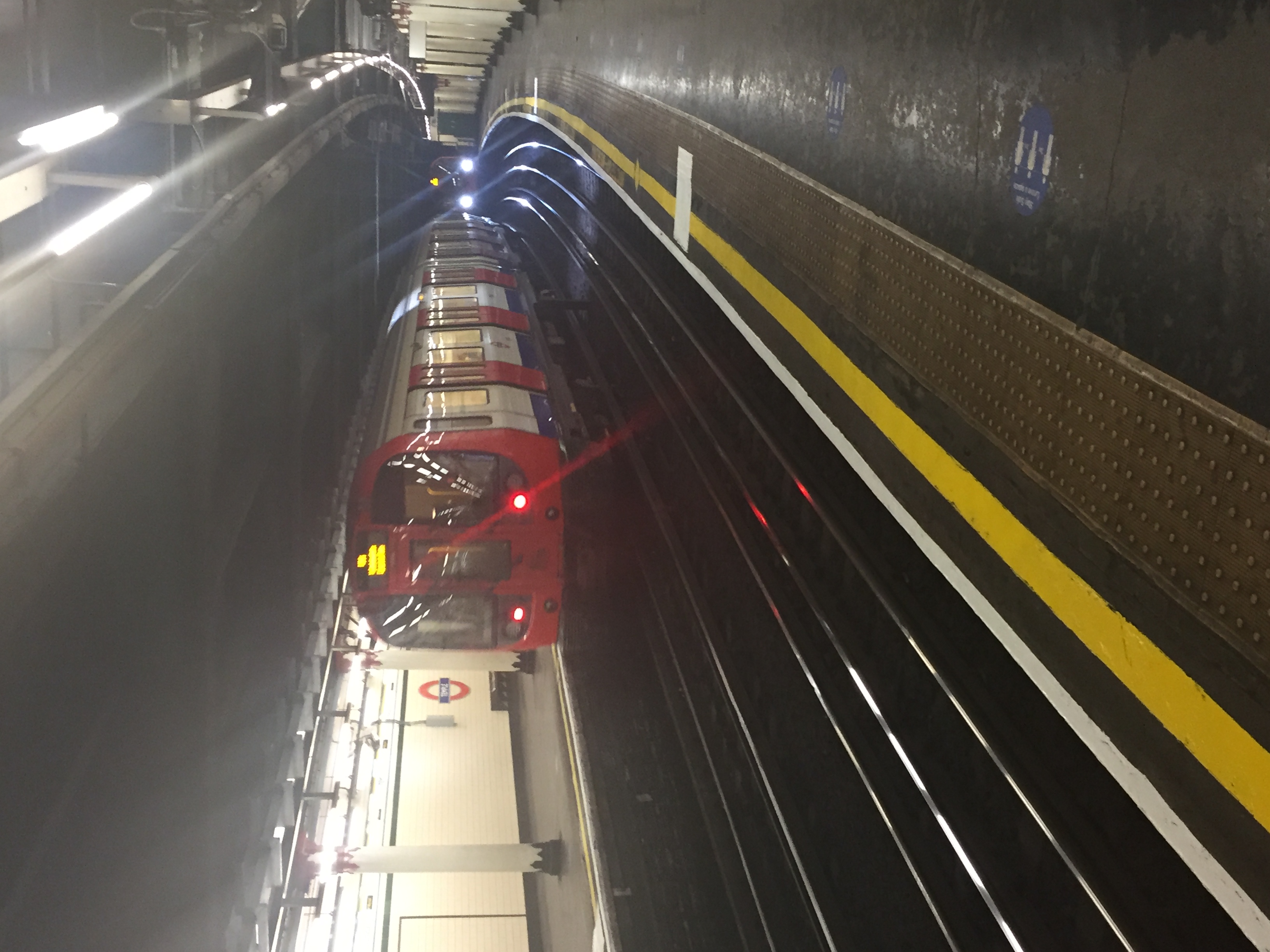 S7 district line train at Temple underground station