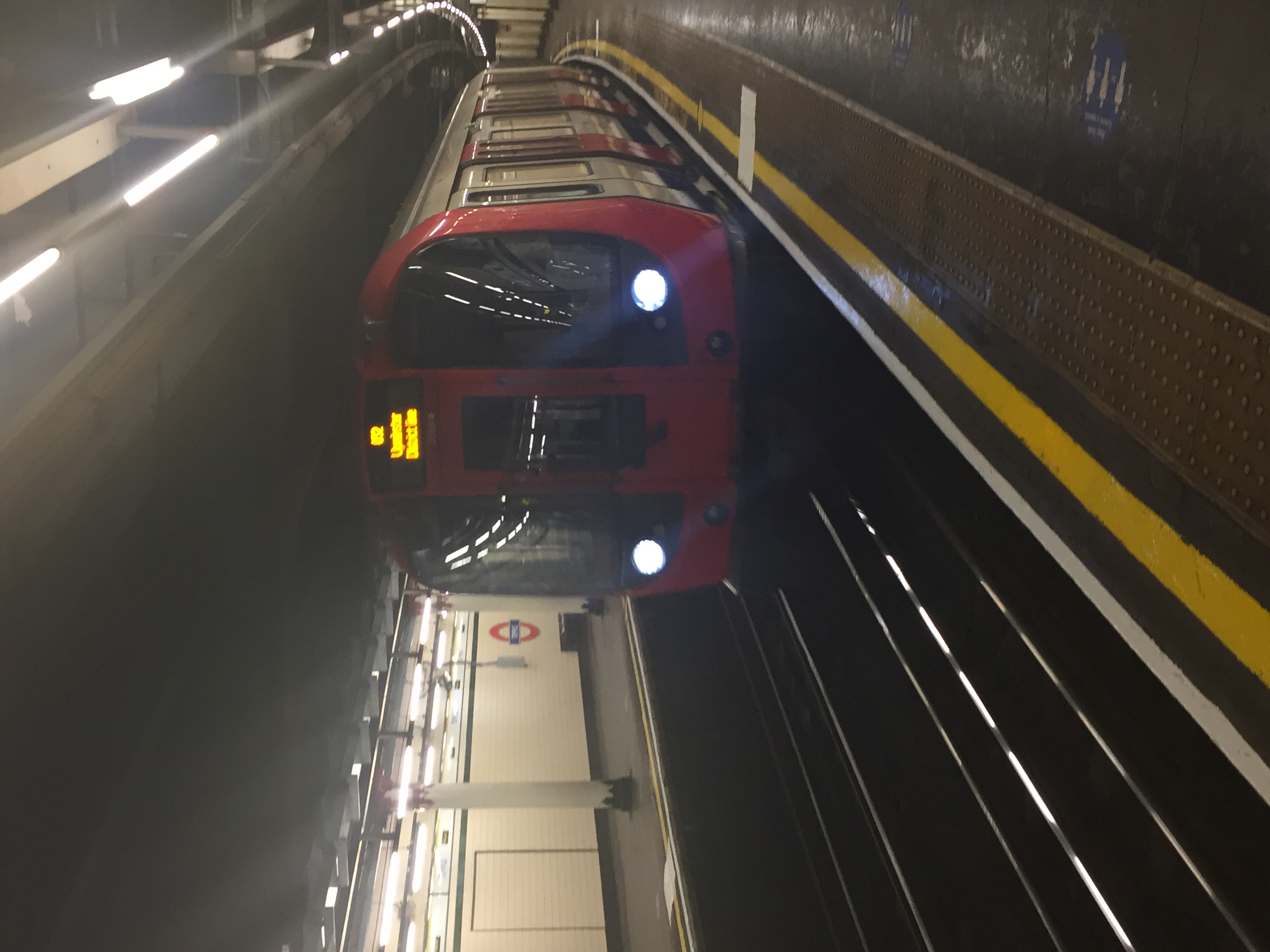 S7 district line train at Temple underground station