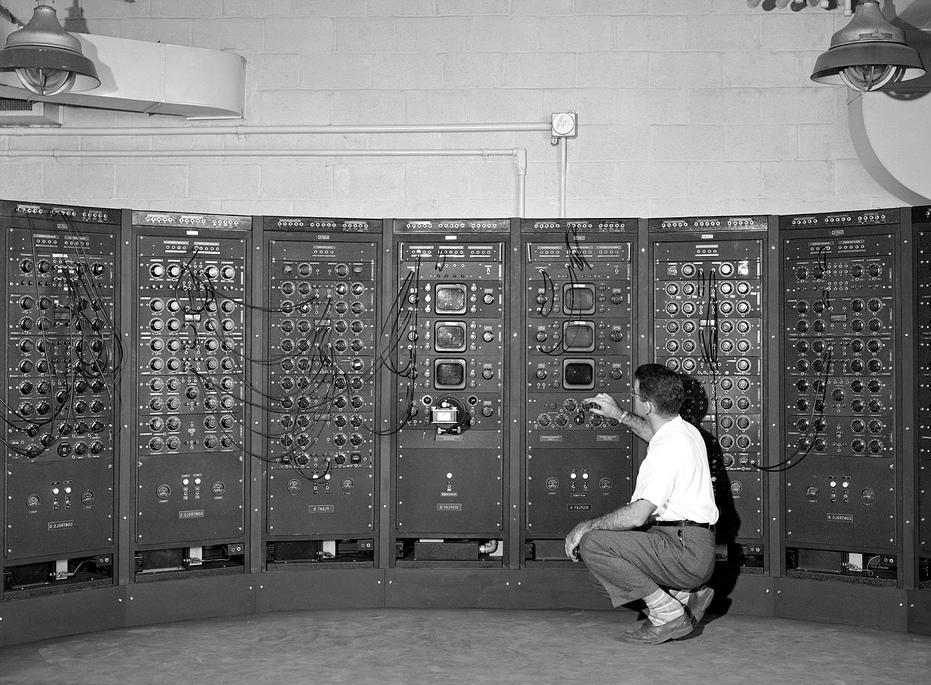 1949-electronic-analog-computer.jpg