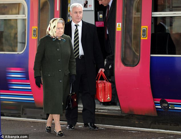 queen_takes_train_sandringham_2011.jpg